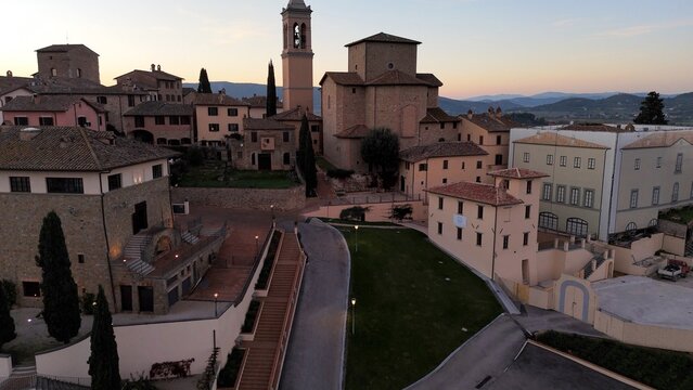 Solomeo, meta turistica dell'Umbria, provincia di Perugia. Italia.
Vista aerea della borgo di Solomeo, attrazione turistica dell'italia centrale nel comune di Corciano in provincia di Perugia.