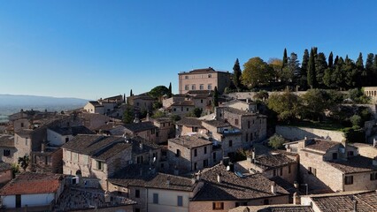 Obraz premium Spello, il borgo medievale dell'Umbria, meta turistica. Italia. Vista aerea della città di Spello, attrazione turistica dell'italia centrale in provincia di Perugia.
