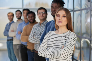 Obraz premium a group of business people standing in the lobby of the business center