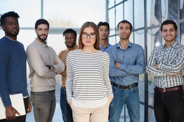 Obraz premium Business people in elegant casual clothes are standing in the office
