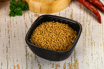 Dry mustard seeds in the bowl