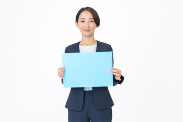 Naklejka premium 青い紙を持つスーツを着たショートヘアーの女性