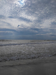 Olas en la orilla con nubes de tormenta