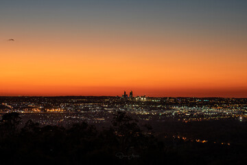 Naklejka premium sunset at city lookout with lights 