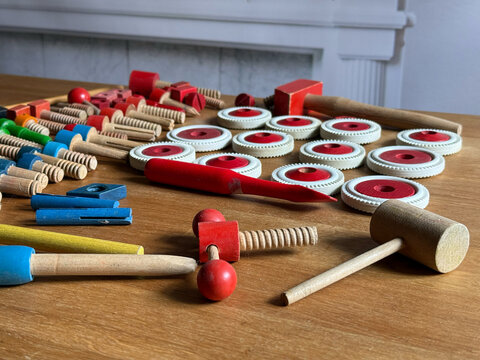 Kinderwerkzeug-Set aus Holz. 