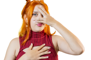 retrato en fondo trasparente de joven mirando a cámara con expresión de impresión y tapando parte de su rostro con una mano - foto de stock 