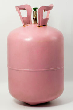 A used R12 gas cylinder for air-conditioner refilled and installation