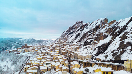 Ciudad de Pietrapertosa en las Dolomitas Lucanas, montañas de Italia en Basilicata 