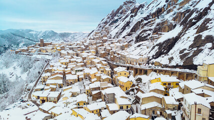 Ciudad de Pietrapertosa en las Dolomitas Lucanas, montañas de Italia en Basilicata 