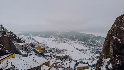 Ciudad de Pietrapertosa en las Dolomitas Lucanas, montañas de Italia en Basilicata 
