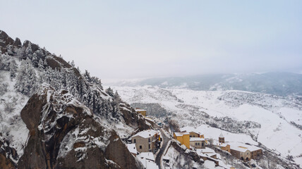 Ciudad de Pietrapertosa en las Dolomitas Lucanas, montañas de Italia en Basilicata 