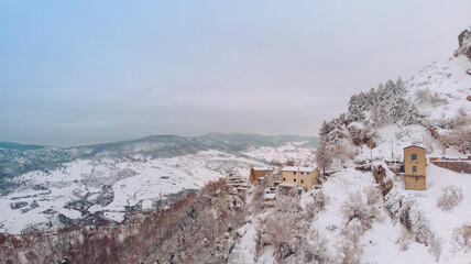 Ciudad de Pietrapertosa en las Dolomitas Lucanas, montañas de Italia en Basilicata 