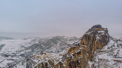 Ciudad de Pietrapertosa en las Dolomitas Lucanas, montañas de Italia en Basilicata 