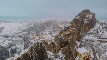 Ciudad de Pietrapertosa en las Dolomitas Lucanas, montañas de Italia en Basilicata 