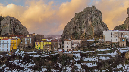 Ciudad de Pietrapertosa en las Dolomitas Lucanas, montañas de Italia en Basilicata 