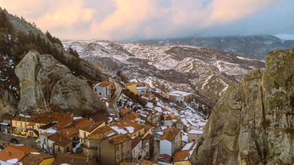 Ciudad de Pietrapertosa en las Dolomitas Lucanas, montañas de Italia en Basilicata 