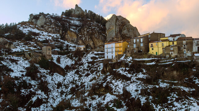 Ciudad de Pietrapertosa en las Dolomitas Lucanas, monta&ntilde;as de Italia en Basilicata 