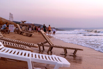Obraz premium People walking along the seashore at dawn