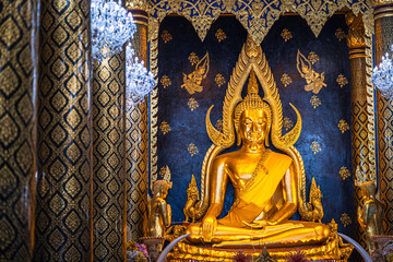 Obraz premium Beautiful Golden Buddha statues of the statue of ancient thai art style at Wat Phra Si Rattana Mahathat to as Wat Yai is a Buddhist temple It is a major tourist Phitsanulok,Thailand.