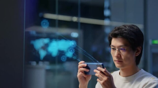 Alerta de advertencia de pirateo del sistema, hombre que usa un tel&eacute;fono inteligente con red de ciberataque, virus, spyware, estafa o software malicioso. Ciberseguridad y cibercrimen. Informaci&oacute;n comp