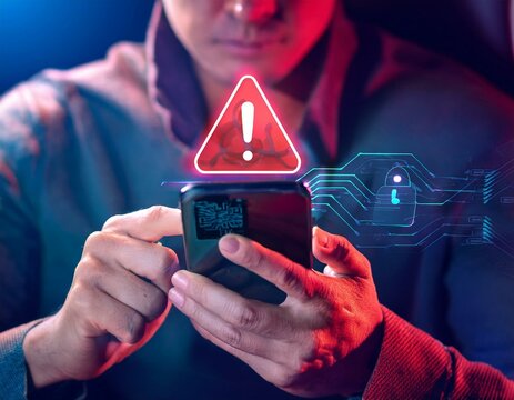 Generated iAlerta de advertencia de pirateo del sistema, hombre que usa un tel&eacute;fono inteligente con red de ciberataque, virus, spyware, estafa o software malicioso. Ciberseguridad y cibercrimen.mage
