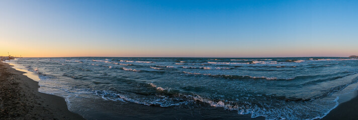 Naklejka premium dawn on the beach of Cesenatico with sun and gentle waves