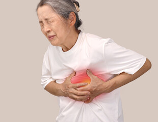 가슴통증을 느끼는 여성 어르신 _ 
