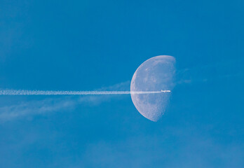 waning moon at the beginning of the year at dusk! © AGUS