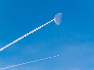 waning moon at the beginning of the year at dusk! © AGUS