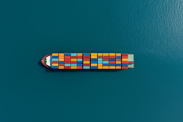 Conteneurs maritimes multicolores vus du dessus sur un bateau de transport dans l'océan