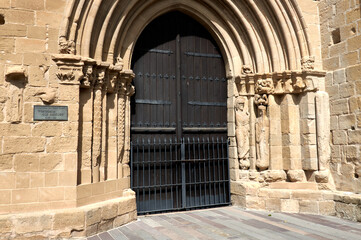 Puerta de un iglesia de La Guardia. 