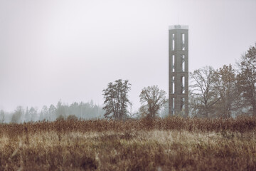 Pfrunger Ried mit Aussichtsturm im Herbst mit Nebelstimmung, Moorgebiet in Oberschwaben, Herbststimmung im Ried, Mystische Herbststimmung