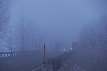 Sichtbehinderung im Straßenverkehr durch dichten Nebel