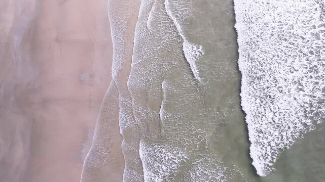 Imagens a&eacute;reas deslumbrantes da praia de Itanha&eacute;m, S&atilde;o Paulo, capturadas por drone. Paisagens paradis&iacute;acas com mar, areia e natureza exuberante. Ideal para turismo e marketing.