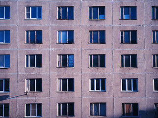 Symmetric windows of second hand realty