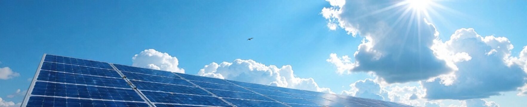 Solarzellen in blauer Luft mit einigen Wolken, solarenergie, photovoltaik, wolken