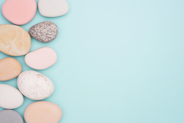 Obraz premium Purple background with a row of white and gray rocks