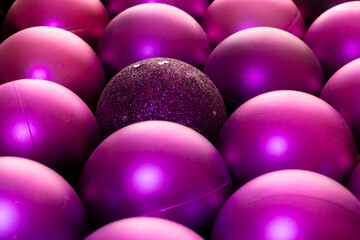 varias esferas brillantes de color magenta rodeando a una esfera magenta opaca con textura