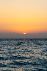 Obraz premium beautiful dramatic landscape of sunset on the sea beach