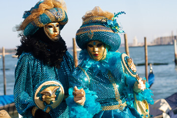 Obraz premium beautiful venetian masks on people during carnival in venice