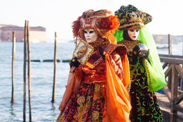 Obraz premium beautiful venetian masks on people during carnival in venice