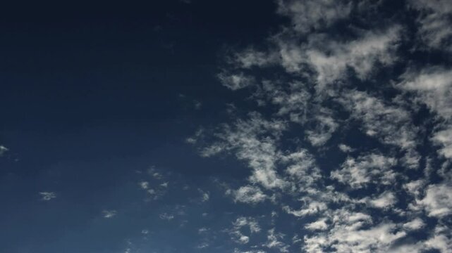 Zeitraffer Video von einem Himmel mit vielen kleinen wellenartigen Wolken 