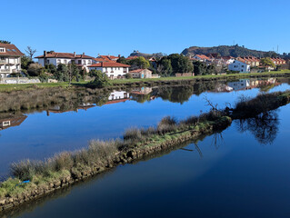 Obraz premium Houses and Ribadesella stuary, Asturias, Spain