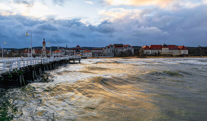 Obraz premium Beautiful old wooden pier in Sopot and stormy sea waves