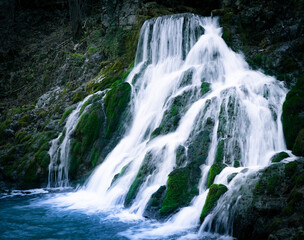 Fototapeta premium waterfall high in the mountains