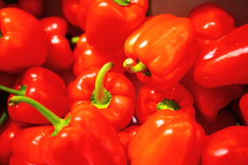 スーパーマーケットで山積みで売られてた緑黄色野菜の赤いパプリカ