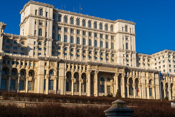 Obraz premium Bucharest, Romania — January 18, 2025: View of the parliament building. Parliament Palace. City landscape.