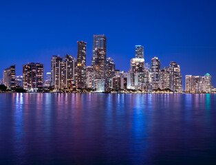 Naklejka premium city skyline at night beautiful reflection blue miami 