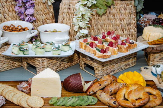 Mesa de quesos y bocadillos