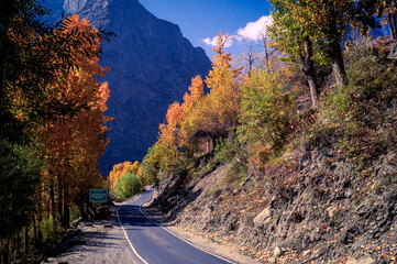 Naklejka premium Road in the mountains. Lahaul is a bouquet of scenic mountain villages and fascinating Buddhist art and culture. Himachal Pradesh, India, 